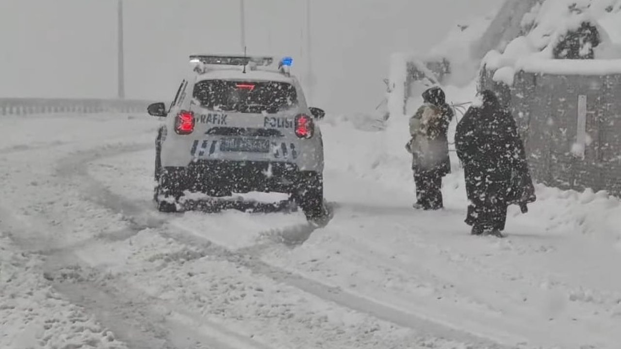 Karda mahsur kalan aileyi emniyet kurtardı