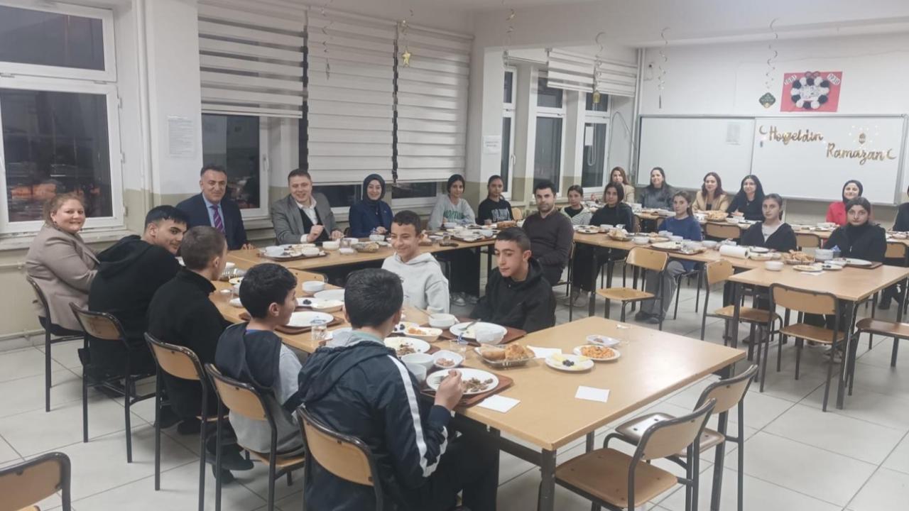 Kaymakam Meram öğrencilerle iftarda buluştu