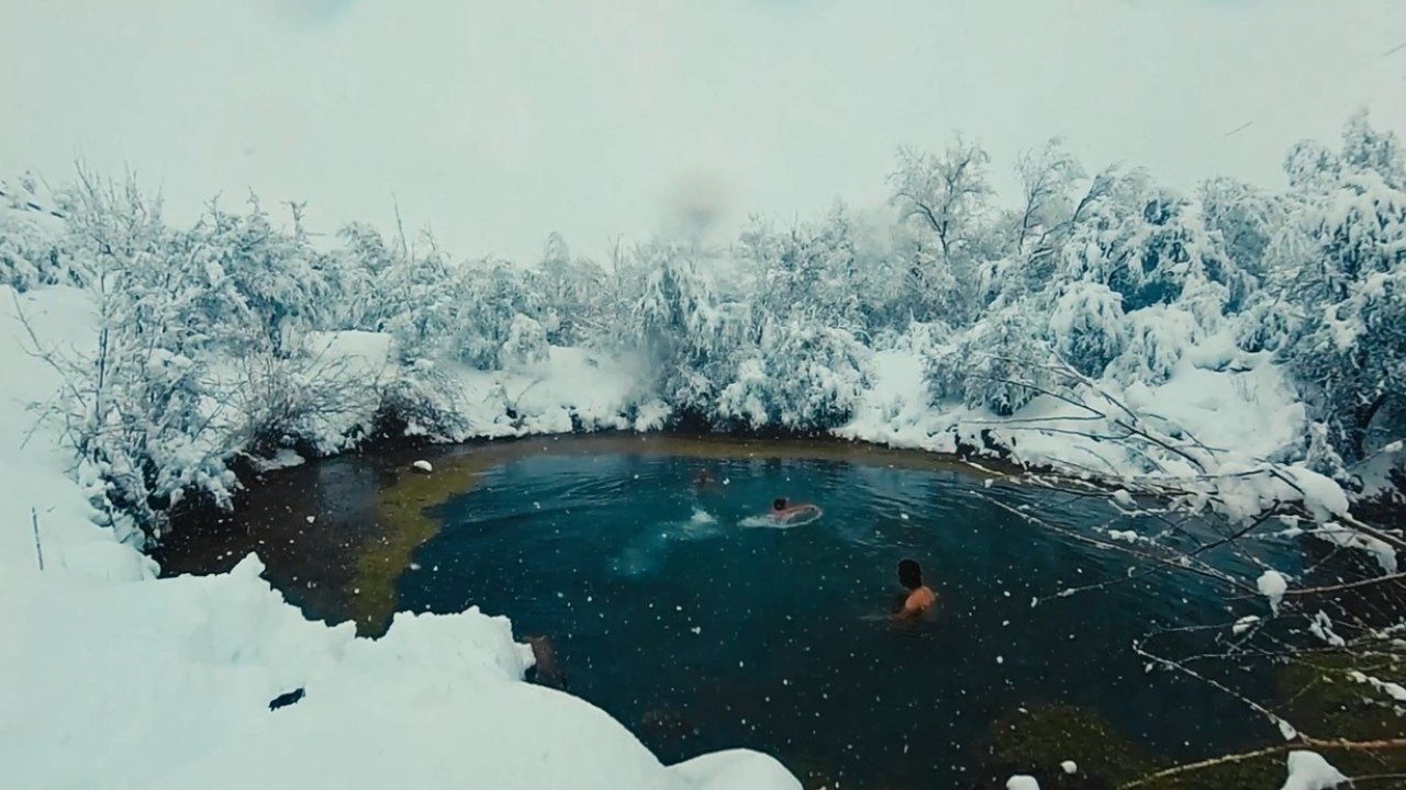 Muhteşem manzarada üç arkadaş kar yağışı altında gölette yüzdü