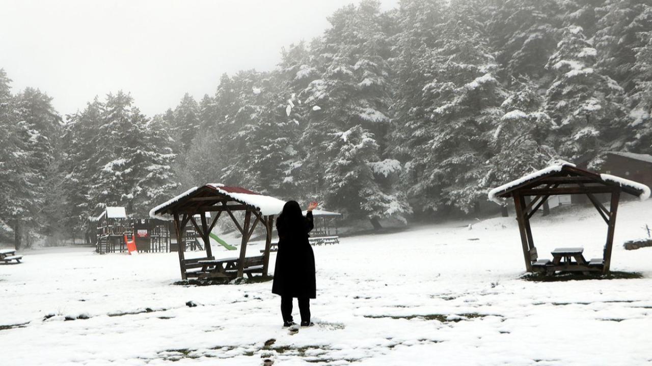 Nisan ayına günler kala İstanbul'un yanı başına 10 santim kar yağdı