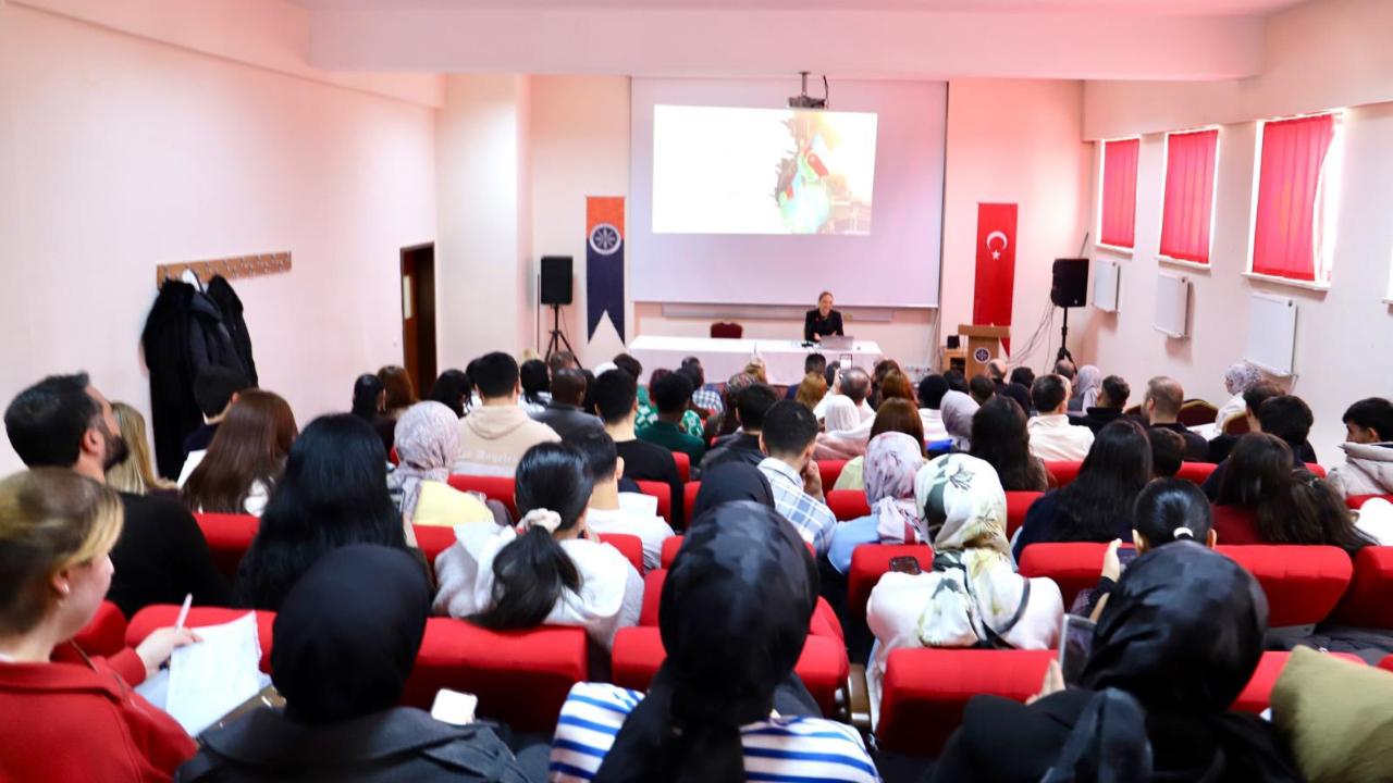 Öğrenciler ve Akademisyenler Azerbaycan tarihiyle buluştu