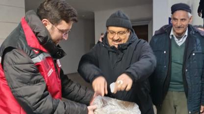 Teravih sonrası vatandaşlara lokum ikramı