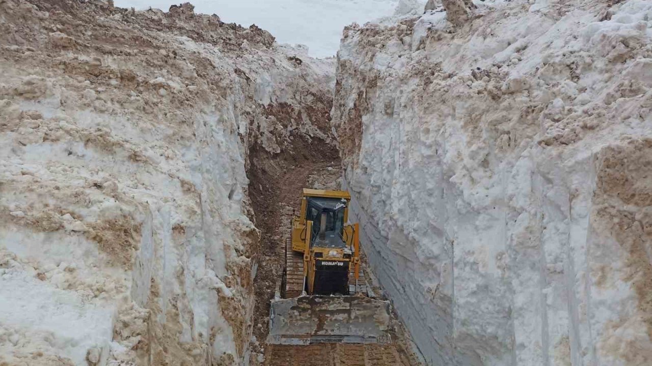 Yüksekova’da 8 metrelik kar tünelleri: İş makinesi içinde kayboldu