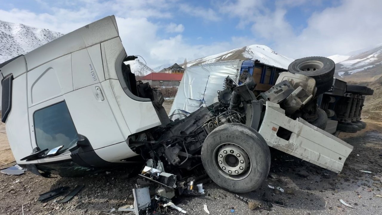 Yüksekova’da İran plakalı tır devrildi: 1 yaralı