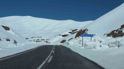 Bahçesaray yolundaki çalışmalara çığ riski nedeniyle ara verildi
