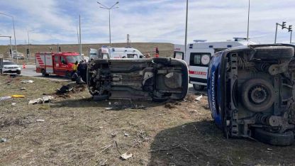 Van’da zincirleme kaza: 4’ü askeri personel 6 yaralı