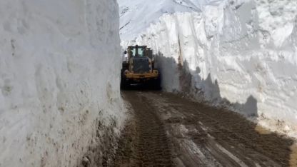 Yüksekova’da nisan ayında 6 metrelik kar tünelleri