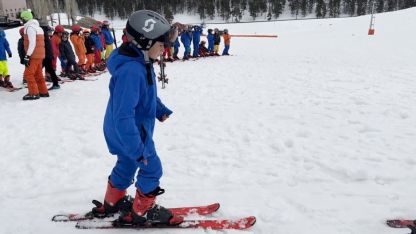 Kars’ın çocukları Nisan’da 2 metre kar üzerinde kayak öğreniyor