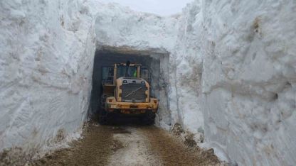 Nisan ayında 6 metreyi bulan karda yol açma çalışması