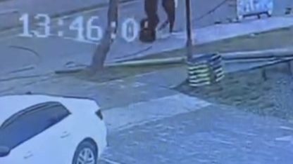 Tatvan’da faciadan dönüldü: Telefon direği az kalsın yoldan geçen 2 kişinin üzerine düşecekti