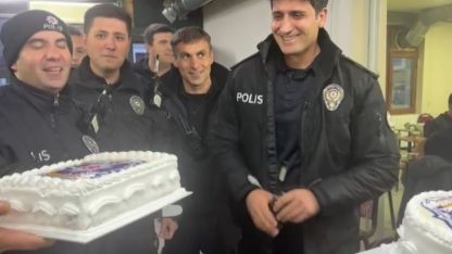 Görev başındaki polislere sürpriz kutlama
