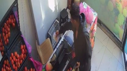 Kasada kimse yokken alışverişini yaptı, parasını bırakıp gitti: O anlar kamerada
