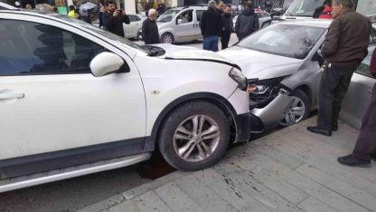 Erzincan’da trafik kazası: 2 yaralı