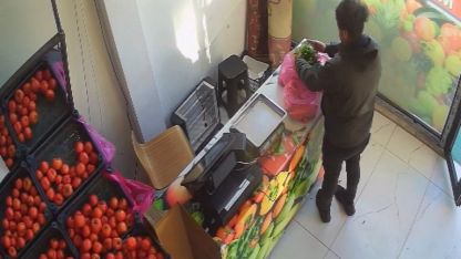 Kasada kimse yokken parasını bırakan müşteriye esnaftan teşekkür