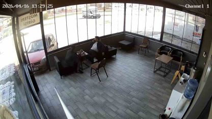 Kimse ne yaptığını anlamadı: Etrafında aracıya etrafında dönen sürücü iş yerine çarptı