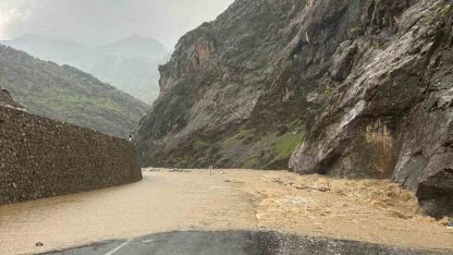 Derecik-Şemdinli kara yolu 2 gündür kapalı