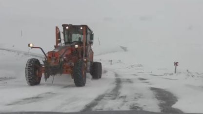 Ardahan’ın yüksek kesimlerinde kar ve tipi ulaşımı aksatıyor