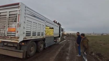 Kars’ta yem ve gübre yüklü tır köy yolunda mahsur kaldı
