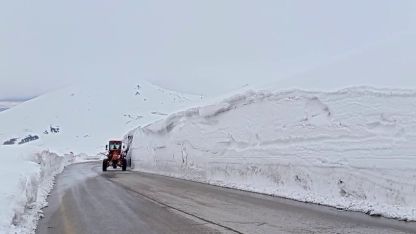 Erzurum’da 2 bin 885 rakımlı zorlu sınav: Palandöken Geçidi’nde kar ve tipi mesaisi