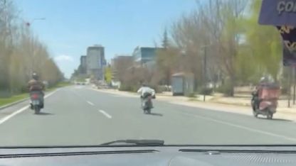 Canını hiçe sayıp motosikleti üzerine uzanarak sürdü