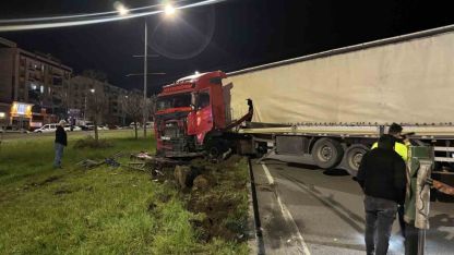 Bingöl’de tır refüje girdi: Facianın eşiğinden dönüldü