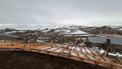 Ardahan’da şiddetli rüzgar çatıları uçurdu