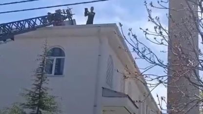 Kovancılar’da mahsur kalan kedi kurtarıldı