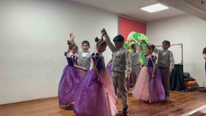 Kars’ta miniklerden büyük performans: Köy ilkokulu öğrencileri sahnede göz doldurdu