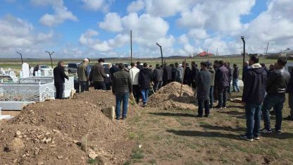 Köpeklerin saldırısında ölen çocuk toprağa verildi