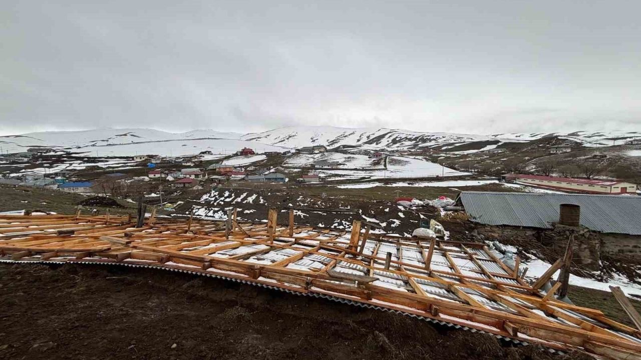 Ardahan’da şiddetli rüzgar çatıları uçurdu