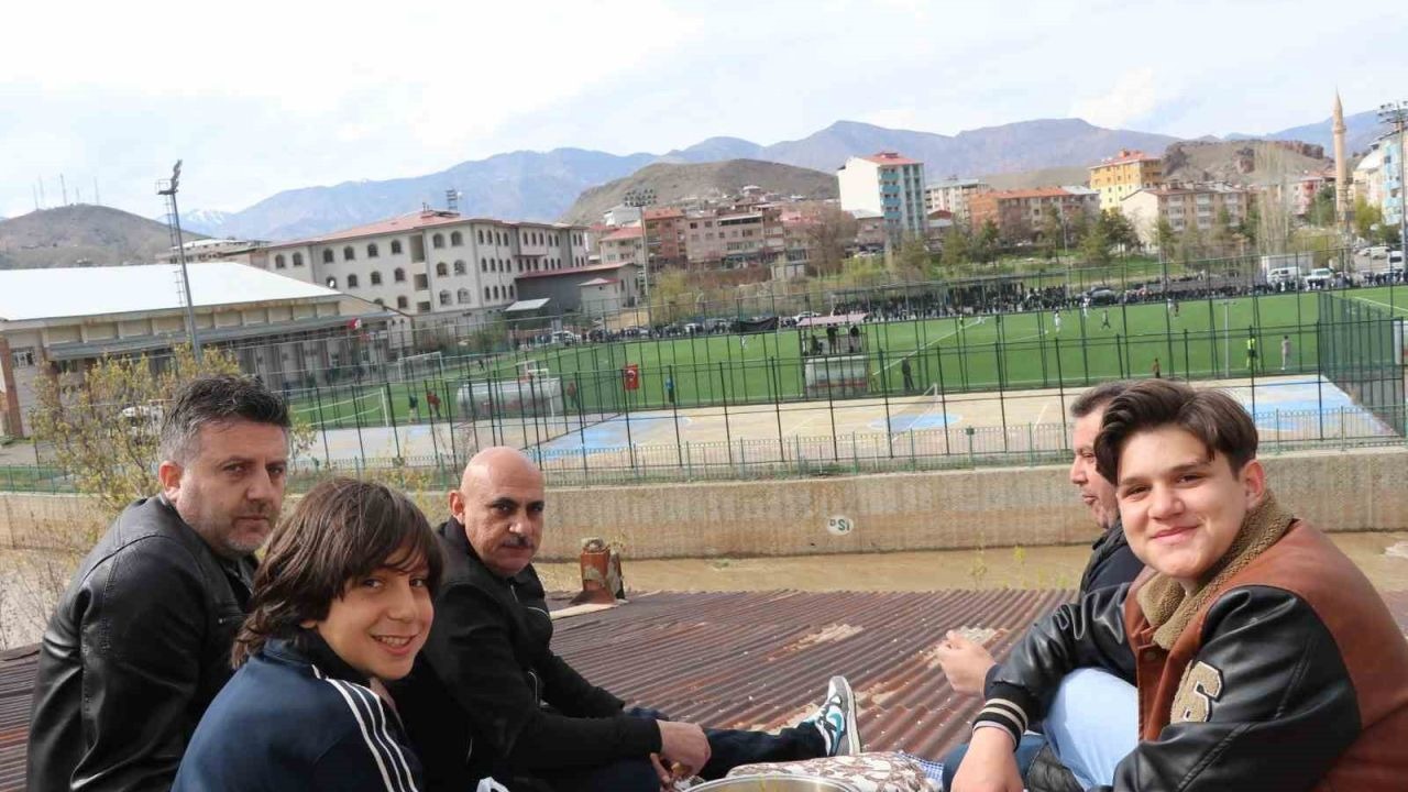 Çatıda kaygana yiyerek maç izlediler