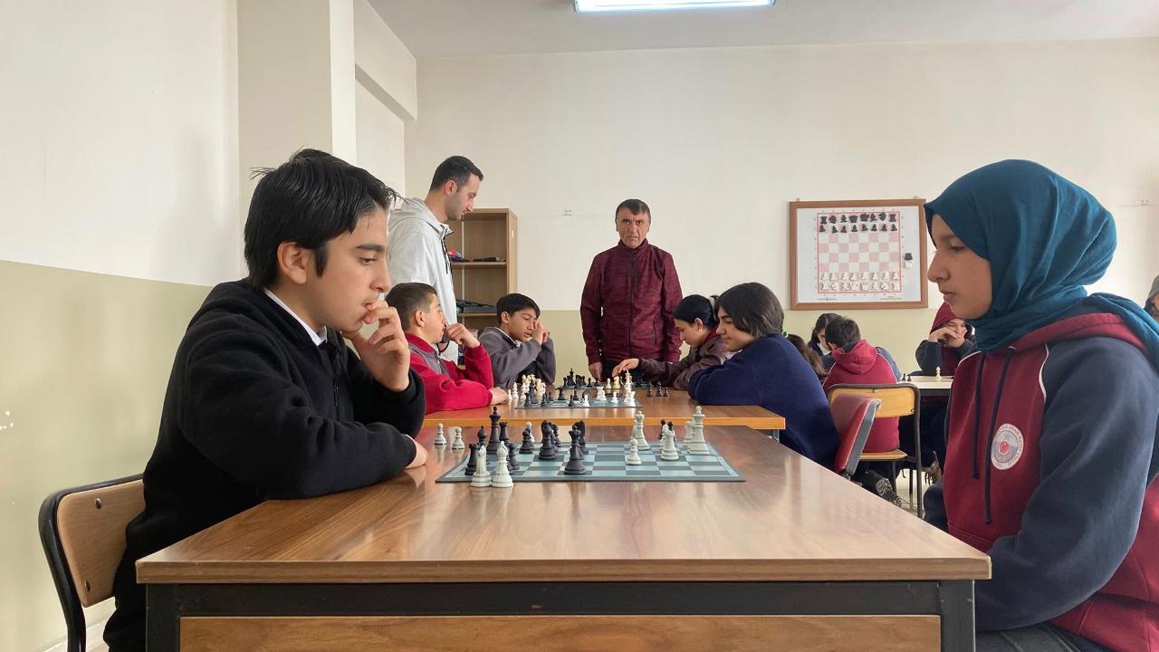 Çıldır’da öğrenciler satrançta yarıştı