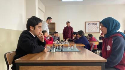 Çıldır’da öğrenciler satrançta yarıştı