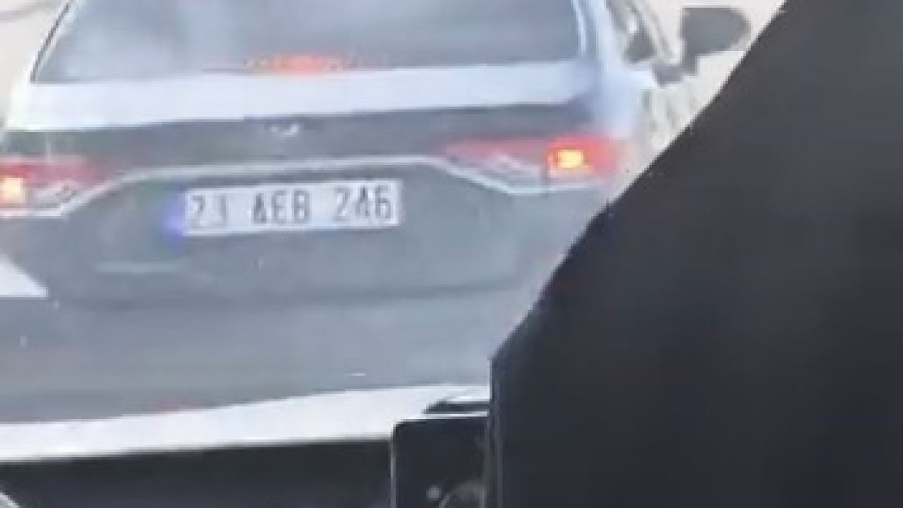 Elazığ’da maganda dehşeti: Otomobiliyle yolcu minibüsünü sıkıştırdı