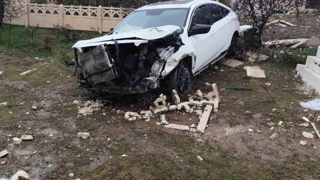 Elazığ’da otomobil mezarlığa girdi: 2 yaralı