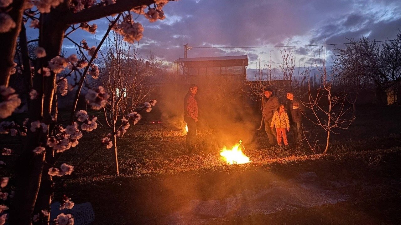 Erzincan’da çiftçiler don nöbetinde