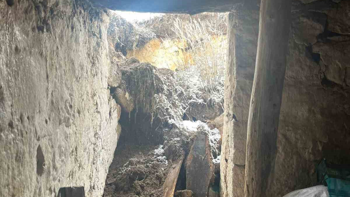 Kar nedeniyle ev ve ahır çöktü