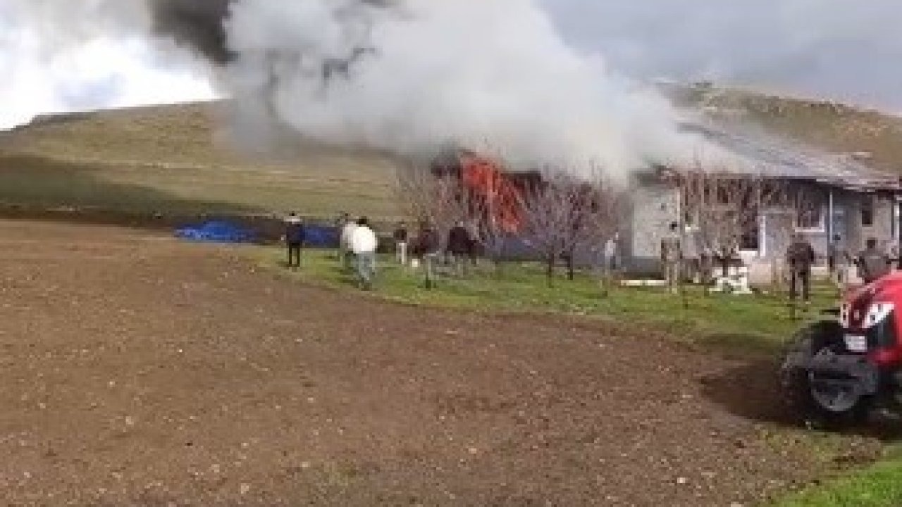 Kars’ta alevlere teslim olan ev kullanılamaz hale geldi