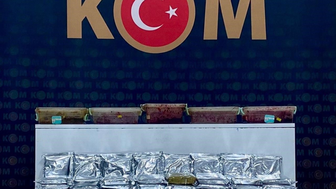 Kars’ta kaçakçılık operasyonu: Binlerce makaron ve kilolarca tütün ele geçirildi