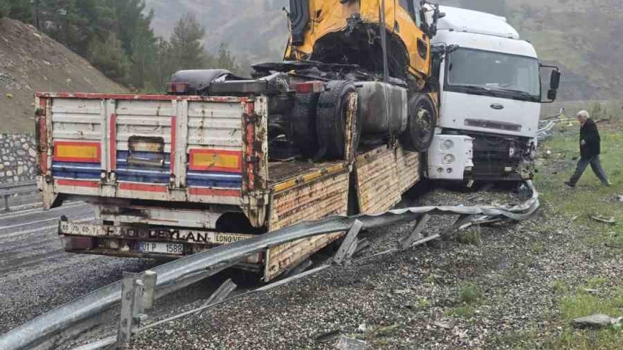 Kaza yapan tırı taşıyordu: O tır da kaza yaptı