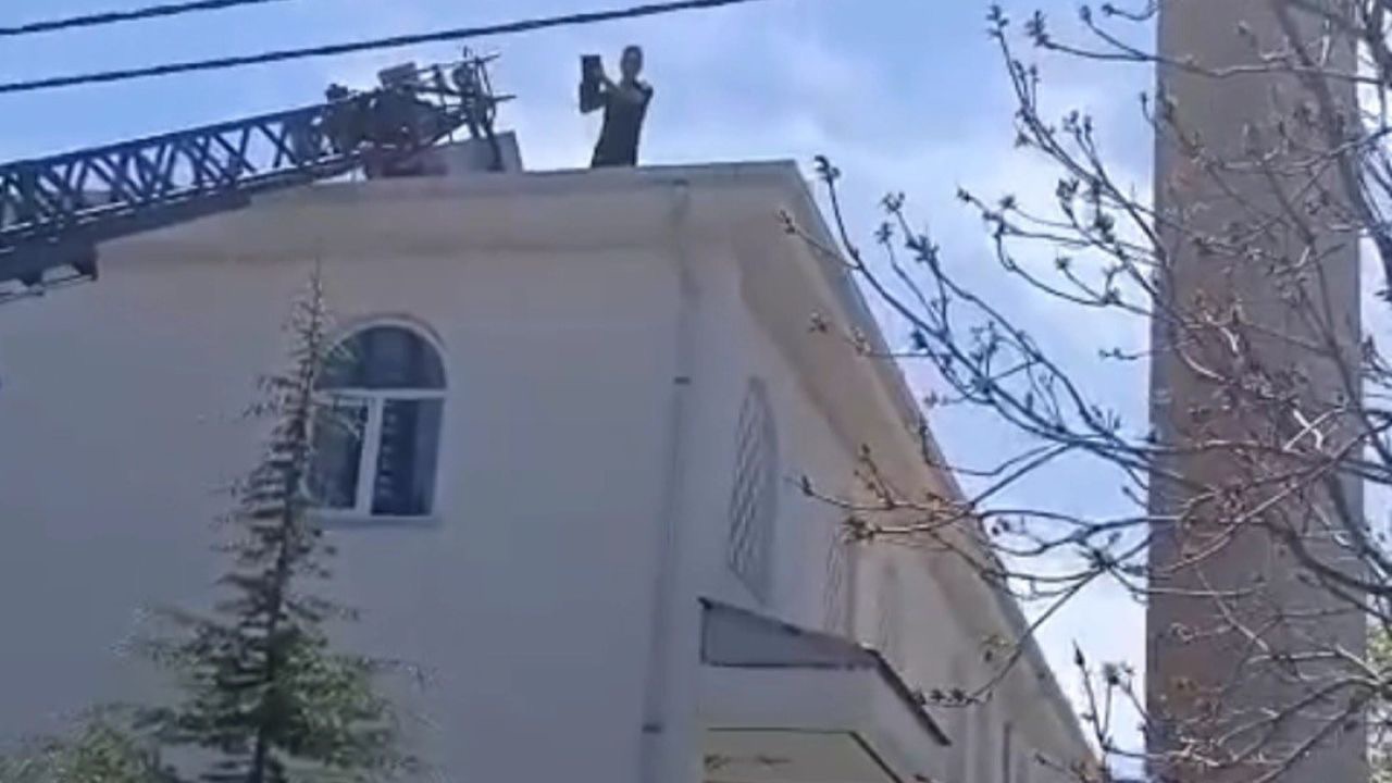 Kovancılar’da mahsur kalan kedi kurtarıldı