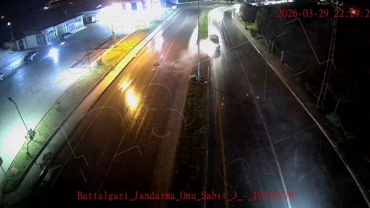 Malatya’da kontrolden çıkan araç refüje çarptı