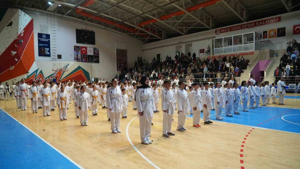 Muş’ta 300 karateciden öğretmenlerine anlamlı sürpriz
