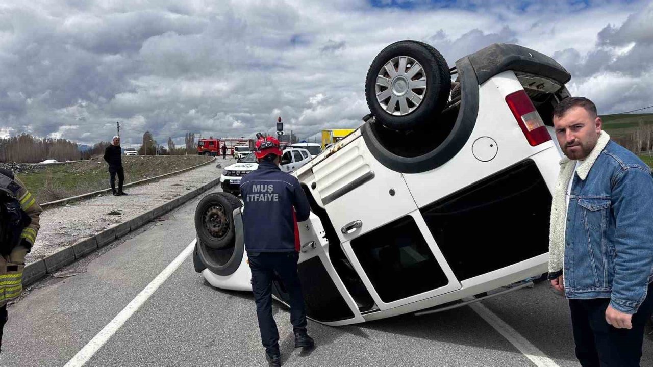 Muş’ta hafif ticari araç takla attı: 1 yaralı