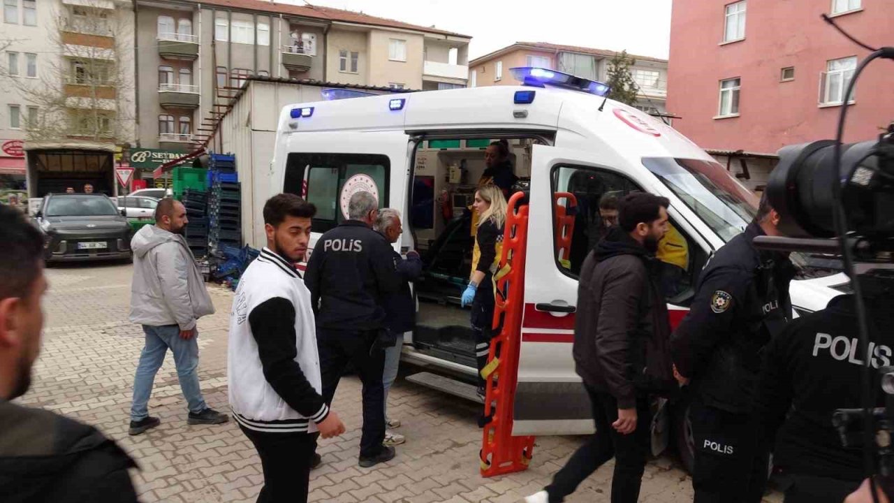 Parasını alamayınca eylem için inşaata çıkan işçiyi polis ikna etti