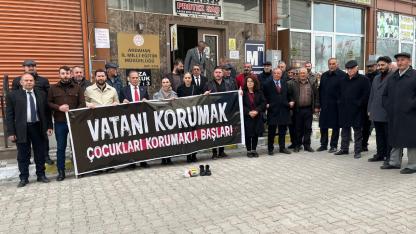 CHP’liler Milli Eğitim önünde pankart açtı