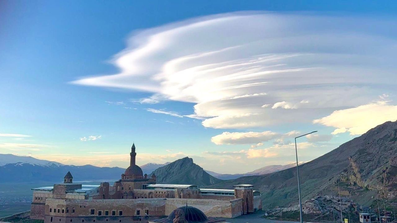 Tarihi İshak Paşa Sarayı, mercek bulutları altında göz kamaştırdı