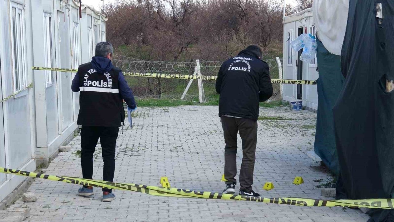 Tartıştığı dini nikahlı eşi ile bacanağına kurşun yağdırdı