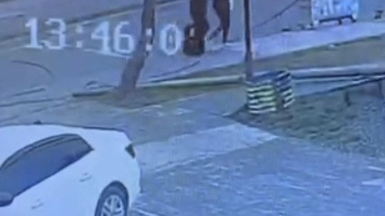 Tatvan’da faciadan dönüldü: Telefon direği az kalsın yoldan geçen 2 kişinin üzerine düşecekti