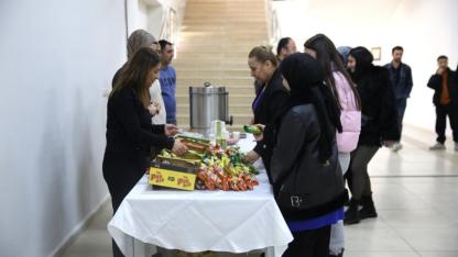 Üniversiteden öğrencilere sıcak ikram